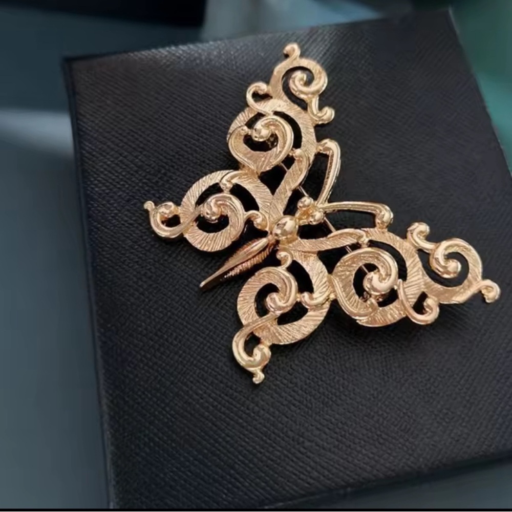 ✨ Gold Tone Butterfly Brooch ✨